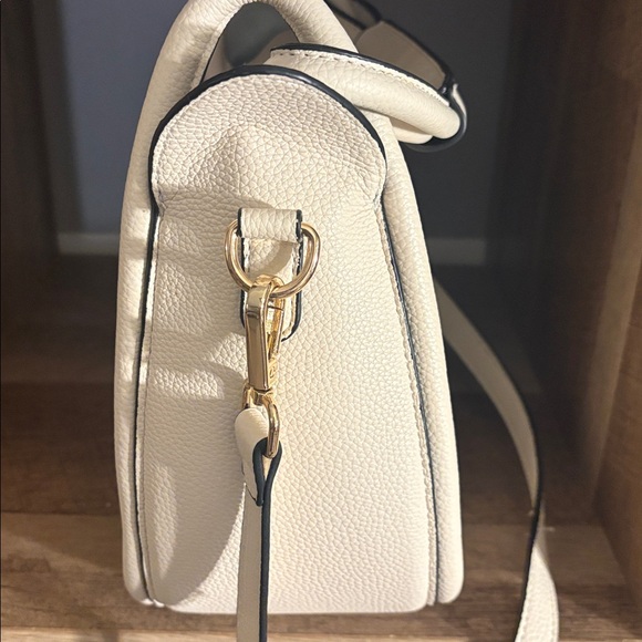 Like New Crossbody Bag ❤️ - Picture 4 of 9